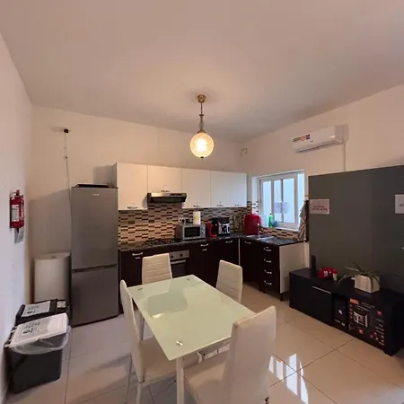 4 Person Spacious Airconditioned And Self Check Privat bolig *