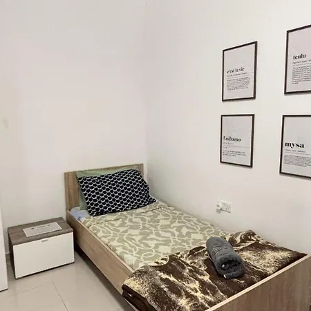 4 Person Spacious Airconditioned And Self Check Проживание в семье *