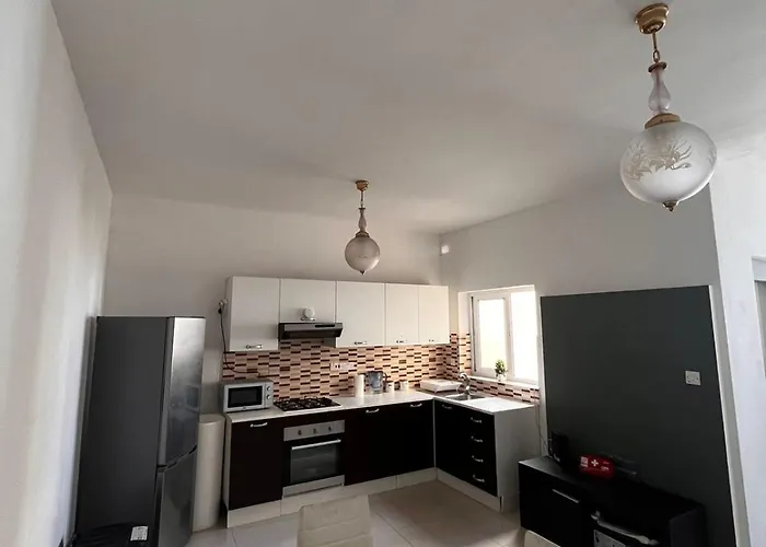 Gazde/Camere de închiriat 4 Person Spacious Airconditioned And Self Check Sliema